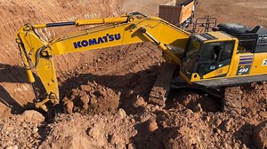 Komatsu Excavator Double sided truck loading #excavator #heavyequipment #construction #caterpillar #excavation #earthmoving #heavymachinery #constructionequipment #komatsu #digger #excavators #cat #hitachi #dozer #mining #truck #heavyequipmentlife #machinery #equipment #kobelco #volvo #bulldozer #heavyequipmentoperator #wheelloader #excavatorlife #earthmover #miniexcavator #liebherr | Alat Berat Mania