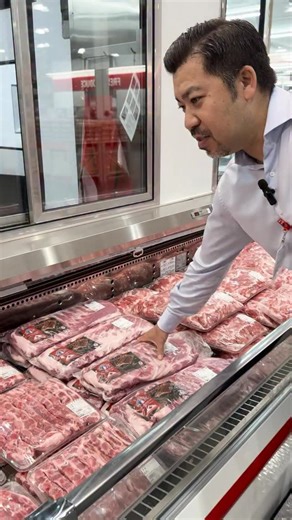 Costco_Japan / コストコ ジャパン on Instagram: "＼📢コストコバイヤーにインタビュー👀！／ コストコで販売されている商品のこだわりやおすすめ商品を、バイヤーに直撃インタビューしました👏✨ 今回はミートバイヤーのKatsuさんに、こだわりの「カナダポーク」についてこだわりポイントを聞きました😉 バイヤーならではの視点で、商品の魅力をたっぷりご紹介します✨ コメントでおすすめのカナダポークの食べ方を教えてください😋 #costco #コストコ #コストコバイヤーインタビュー #コストコおすすめ商品 #カナダポーク"