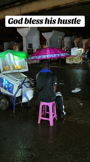 The struggle to put food on the table .. shine your hustle bro #fyp #TheTrotroExperience #ghanatiktok🇬🇭