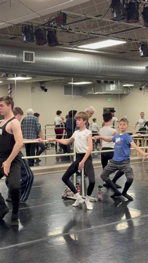 Finding alignment at the barre with TMDC guest teacher, Roberto Munoz ⚖️ Class always starts slow and steady to create good movement patterns get in tune with our body 🧘‍♂️ #themaledanceconnection #ballet #dance #maledancer #adultdancer