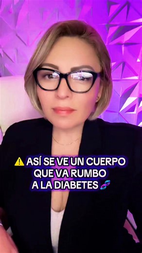 Pao Tovar on Instagram: "🔍 Así se ve un cuerpo que va en rumbo a la diabetes tipo 2 ¿Te has visto el cuello oscuro, con líneas marcadas o lunares colgantes? ¿Tu abdomen crece aunque no comas tanto? ¿Te sientes inflamada, con antojos o sin energía? Estos son signos tempranos de resistencia a la insulina, una condición silenciosa que está afectando a millones de personas… incluso sin diagnóstico 😓 💡 ¿Qué lo causa? Picos constantes de azúcar en sangre, provocados por alimentos ultraprocesados, j