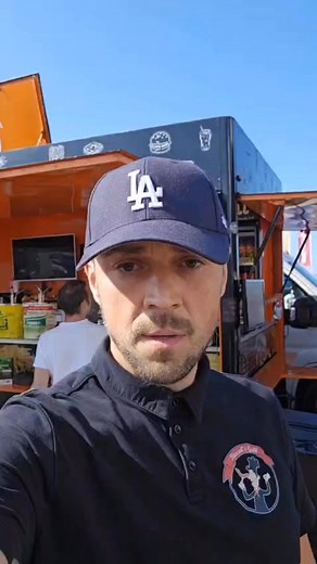 🔥 Focul e gata, grătarele sfârâie, iar mirosul de mici și carne friptă te trage de mânecă!Cartofi prăjiți aurii, salată proaspătă și o bere rece completează festinul! 🍟🍺📍Pascal Grill – Segmüller Allee 1, 50259 PulheimLocul unde gusturile de acasă prind viață, iar fiecare masă devine o amintire faină.Români, germani sau doar gurmanzi – toți sunt bineveniți!👉 Mai aproape de Frechen?📍Europaallee 1, 50226 FrechenMicii noștri ajung și acolo prin partenerul nostru, Dorin – la fel de gustoși, la 