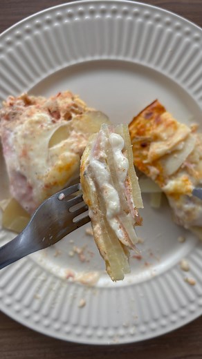 2.1K views · 251 reactions | Para una fuente de 20 cm de diámetro use 1 kg de papas 500 gr de queso cremoso 5 huevos 200gr de crema o queso crema Condimentos: sal , pimienta , pimentón y orégano Horno máximo por 25/30 min (hasta dorar y que cocine bien el@huevo) Disfruta porque es un 10! #receta #facil #papa #recetarapida | Lumena Recetas | Facebook