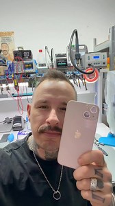 📵 iPhone 13 – Kein Netz & SIM wird nicht erkannt? Dieses iPhone 13 hatte nur noch sporadisch Empfang – teilweise wurde die SIM-Karte gar nicht mehr erkannt. Klassischer Fall von „mal geht’s, mal nicht“ 😅 Nach genauer Diagnose auf Board-Level haben wir einen Kurzschluss auf der Platine lokalisiert. Der betroffene IC wurde fachgerecht ausgelötet und ersetzt – keine schnelle Standardreparatur, sondern echte Feinarbeit unter dem Mikroskop. ✅ SIM wird wieder dauerhaft erkannt ✅ Stabiles Netz ohne A