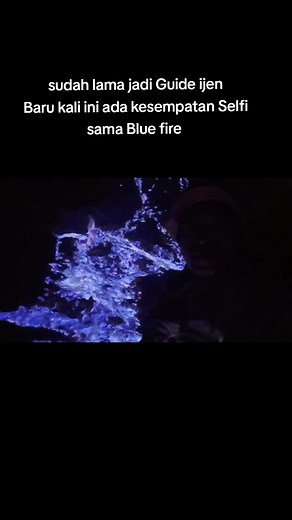 Menikmati Keindahan Blue Fire di Ijen
