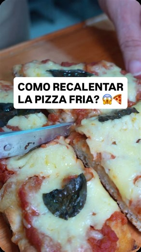 🍕🔥 ¿COMO RECALENTAR LA PIZZA FRIA? Este es el truco italiano que cambia todo. Si te sobra pizza en casa, NO la metas al microondas. Hoy te enseñamos cómo recalentarla en sartén, para que quede: ✔️ crujiente por abajo ✔️ caliente y suave por arriba ✔️ como recién hecha Solo necesitas una sartén, una tapa y unas gotas de agua. El calor por debajo el vapor por arriba hacen la magia. Un truco simple, rápido y muy italiano 🇮🇹 La pizza se respeta, incluso al día siguiente. 👉 ¿Quieres aprender más