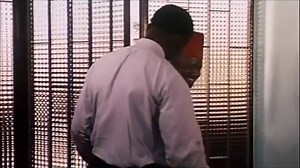 Portrait de Sembène Ousmane, le père du cinéma africain. Sembène Ousmane est un écrivain et cinéaste prolifique qui a considérablement marqué l'Histoire contemporaine de l'Afrique. Dès son, il se révolte contre le système colonial.Il est expulsé de l'école en 1937 pour avoir giflé le directeur d'école alors que celui-ci voulait lui apprendre le corse. Sembène est considéré à juste titre comme le pionnier, le précurseur du cinéma africain, c'est pour cette raison qu'il est surnommé "Le père du ci