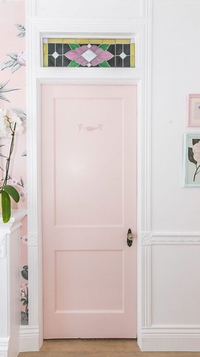 Add character to above your doors- put in a transom window! 🚪 Benefits of a stained glass transom: -extra natural light 🌞 -visual interest 🤩 -draw the eye upwards 👀 -add color and pattern 🌈 Want a link sent to your DMs with the tutorial? Comment “transom tutorial.” 👩🏻‍💻 Transom stained glass by @tracecreekblues. Her prices and customer service are amazing. Plus she’ll customize the size (and glass color) to fit your house. I paid for all of my stained glass, just want to suggest an amazi