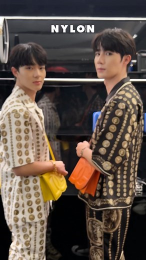 ภาพรวม Dolce&Gabbana เปิด DG Logo Bag Pop-up Store กลางพารากอน . ไอเทมที่น่าสนใจสุดก็คือกระเป๋าสะพาย DG logo Bag ที่ถูกออกแบบให้ดูเรียบง่ายแต่ใช้สีสันที่ดูสนุกขึ้นแทน เป็นกระเป๋าที่เก้า สุภัสสรา ,เบคกี้ รีเบคก้า ,ซี พฤกษ์ และ นุนิว ชวรินทร์ ถืออยู่ และเป็นรุ่นเดียวกับที่โดยอง #NCT ถือที่งาน DG Flagship ประเทศเกาหลีด้วย . นอกจากกระเป๋าสีใหม่ที่มีใน Pop-up นี้แล้ว ยังมีเครื่องประดับ รองเท้า กระเป๋าตังค์ ที่ใช้สีสันเดียวกับ DG logo Bag อีกด้วย แวะมาชมคอลเลคชั่นใหม่ของ Dolce&Gabbana ได้ตั้งแต่วันที่