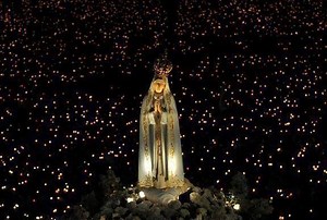 857K views · 2K reactions | Vigilia di preghiera a Fatima, era il 13 maggio 2013: di lì a poco Papa Francesco avrebbe consacrato il mondo al Cuore Immacolato, un atto pio, ma ancora non ciò che ci ha chiesto la Madonna di Fatima, ovvero la Consacrazione della Russia! Per maggiori informazioni: www.fatima.it | Centro di Fatima | Facebook