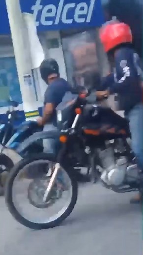 37K views · 266 reactions | INCENDIO DE EQUIPO DE GASOLINA EN LA AV. GOBERNADORES  #Campeche La mañana de este viernes se registró un incidente en la av. Gobernadores, donde un generador de gasolina comenzó a arder mientras era revisado. De acuerdo con los primeros reportes, el equipo había sido llevado para reparación y, al intentar encenderlo sobre una camioneta, se produjo el fuego. : Payasito Astillita Campeche | La i Campeche | Facebook