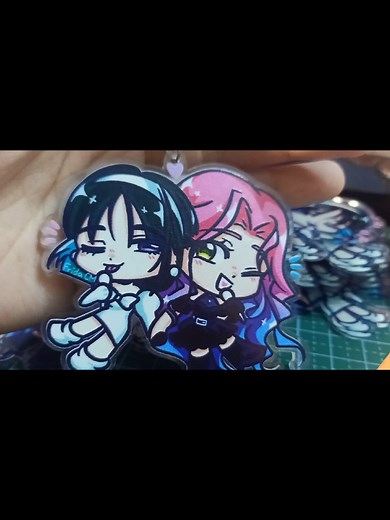 right after I made smth of them being adorable together too 💔💔💔 (vivinos is a genius tho) you can order these keychains from me through Tiktok DM's or my Telegram @frida_cm_art!!~ #mizisua #alienstage #mizialienstage #suaalienstage #vivinos #keychain #merch #alnst #myanmar #fyp #🇲🇲