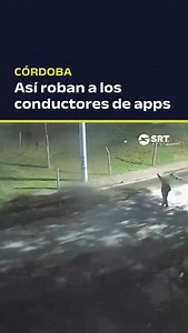 🚨Asi se ven los violentos robos a choferes de aplicaciones de viajes 👮‍♂️ Las cámaras detectaron a un grupo que asaltaba a un chofer de una app de viajes en B° San Lorenzo. En el video se observa como un "pasajero" espera, sube al auto y luego aparece un grupo de tres personas más que atacan al conductor. 🚓 La Policía montó un operativo y logró detener a uno de los sospechosos que se había escondido en una vivienda cercana. También se recuperó el auto y varios objetos robados. 🔴 Miranos en Y