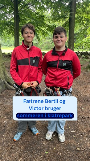 Henover sommeren har fætrene Bertil Sager Madsen og Victor Daalsgård Madsen ikke ligget på sofaen - næh, de har i stedet hoppet rundt i trætoppene hos Nature Park Bornholm🌳 | TV 2/Bornholm