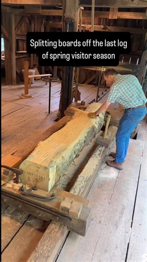 Finished up a wonderful spring 2025 visitor season last Saturday. We’re splitting off the 1” pine boards to stack for drying. The split ends of the boards are called the “stub shot”. Occasionally in old buildings the stub shot isn’t cleaned up or sawn off and can still be seen. . . . . . #ledyardupdownsawmill #ledyardct #newengland #connecticut #ledyard #travelnewengland #waterpower #sawmill #oldmill #oldsawmill #waterwheel #waterturbine #sashsawmill #upanddownsawmill #updownsawmill #woodworking