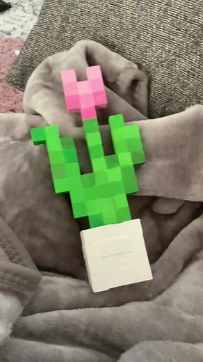 Crafting Cute Minecraft Flowers with Wooden Blocks