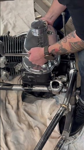 Moottoripyörän kasaaminen. Osa kerrallaaan #moottoripyörä #chopperstyle #motorcycle #custom #diy
