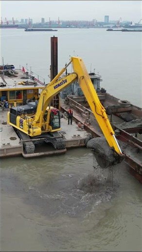 #dredging #excavator #digger #construction #komatsu #heavyequipment