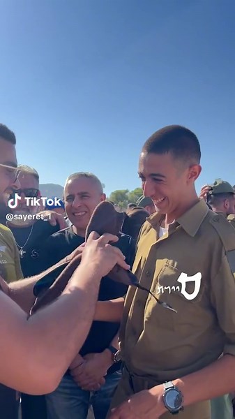 ארבע שנים הכומתה הזו חיכתה לו 🔰 בסוף השבוע האחרון רואי סיים מסע כומתה בסיירת גולני, ובטקס הוא קיבל הענקה מיוחדת במינה מבן דוד שלו שגם שירת בחטיבה (מרץ 19) 🔥 כל הכבוד 👏 #foryou #idf