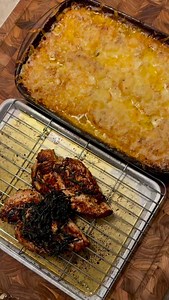 Chefens Cravings 🤰🏼| Ep. 6 | Opskrift 👇🏻 | Verdens bedste kartoffelgratin/flødekartofler 😍👏🏻 Opskrift 4 personer Tid: 1,5 time Sværhed: let Flødekartofler: 5 store bagekartofler 500 ml fløde 30 g smør 3 spsk creme fraiche 75g modnet havarti ost 75g modnet cheddar eller gouda ost(hvis man er til de lidt dyrere oste ville comte eller gruyere være fantastisk!) 1/4 revet muskatnød Masser salt og kværnet peber 1 helt fed hvidløg Olivenolie 1 potte frisk timian Start med at skære hovedet af et 