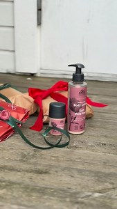 Let’s wrap some christmas presents together slowing down with simple details, winter calm and a nordic state of mind 🎄❄️🤍 | Urtekram