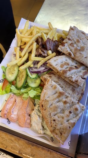 Ovo nije porcija. Ovo je OBROK 😮‍🔥 200g mesa 🍖 120g pomfrita 🍟 2 velike pite 🫓 Prilozi po izboru 🇬🇷 📲 naruči na giros.rs ☎️ 064 6489 489 📍 Futoška 6, Novi Sad #giros #gyros #novisad #fastfood #fyp