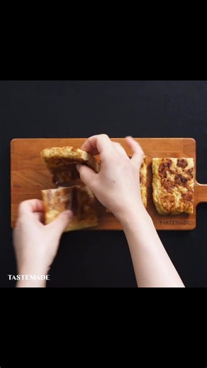 【玉子焼き器で簡単👀】お好み焼きバー まるでアイスバーみたいだけど、実は”お好み焼き”なんです😎✨ 玉子焼き器でお好み焼きを焼いて、串に刺したらあっという間に出来上がり😳 好きな具材でアレンジして、おうちで楽しくお祭り気分を味わってね🙆‍♀️💗 ■材料 お好み焼き粉 50g 水 50ml 卵 1個 キャベツ 100g 豚バラ肉 40g ■作り方 1. お好み焼き粉と水をボールに入れ混ぜ、卵・みじん切りしたキャベツを入れさらに混ぜる。 2. 卵焼きフライパンに豚バラ肉を並べ、その上から(1)を流し入れ蓋をし中弱火で4分ほど焼く。 3. 4分経ったら(2)を裏返してさらに3分焼く。 4. 焼けたお好み焼きを十字に4等分し、木の棒を刺し、トッピングをして完成。 | Tastemade Japan