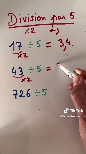 Comment diviser par 5 en quelques secondes ? 1 personne sur 100 ignore complètement cette astuce incroyable !! Pour diviser un nombre par 5, il suffit de le doubler (le multiplier par 2) et de lui mettre 1 seul chiffre après la virgule Par exemple : 46÷5 = 9,2 (puisque 46×2 = 92). Tu connaissais cette astuce ? Laisse ta réponse en commentaire et abonne-toi pour plus d’astuces mathématiques !✅ #math #maths #prof #mathematiques #mathematics #lycee #college #division #operation #mathtricks #astuce 