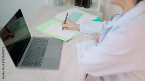 Vidéo Stock Close-up of female doctor's hand holding a ballpoint pen Study the patient's treatment plan. Female doctor doing paperwork in office in hospital