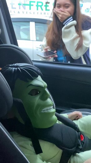 Hulk Cosplay Kocak di Tengah Aksi Lucu
