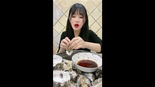 Enjoying Cooked Sea Clams With Simple Yet Delicious Seasoning