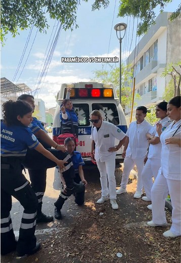 “Paramédicos y enfermería, dos caminos, un solo propósito. En este Tiktok, celebramos la unión de ambas carreras. No hay rivalidad, solo pasión por salvar vidas. Si quieres ser parte de esta gran familia, ¡únete a nuestra escuela! Paramédicos Y Enfermería Un SoloEquipo” . . . Marketing:@Dana Sandoval 🖤 #enfermeria #fyp #comedia #humor #paramedico