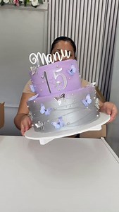 Bolo de 15 anos de 60 fatias ✨ . Todos os nossos topper são da @recortedaro 🫶🏽 . Encomende o seu bolo dos sonhos pelo link da Bio 🔗 . . . #confeitandobolo @mercadolivreafiliados #confeitaria #confeiteira #bolo15anos | Shai Doceria