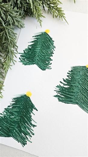 Lindsey on Instagram: "🌲 Easy Fork Christmas Tree Painting 🌲 #christmascraft #easycraftsforkids #craftforkids"