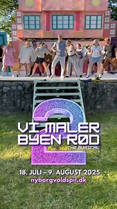 PREMIEREN NÆRMER SIG! 💃🏼🕺🏻🎭 Glæd dig til en kodyl sommer i 2025! Efter Nyborg Voldspils kæmpesucces i 2021 med opsætningen af “Vi maler byen rød: The Musical”, er de sidste prøver nu i gang for fuld udblæsning ude på selve scenen, så den helt store 80’er-fest kan vende tilbage på Danmarks ældste friluftsteater i form af den forrygende, selvstændige fortsættelse: “VI MALER BYEN RØD: THE MUSICAL 2“! Køb billetter nu: nyborgvoldspil.dk I forhold til den første forestilling byder 2’eren på en h