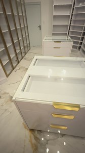 ¡Descubre el Closet de tus Sueños! ¿Te imaginas un closet perfectamente organizado y diseñado solo para ti? ¡Hazlo realidad con nuestros closets personalizados! 🛍️ **Espacios Personalizados** Cada prenda y accesorio tendrá su lugar especial. ¡Di adiós al desorden! 🎀 **Estilo y Elegancia** Acabados de alta calidad que complementan tu estilo y añaden un toque de lujo a tu hogar. 🔧 **Diseño a Medida** Nuestro equipo de expertos diseñará el closet ideal según tus necesidades y espacio disponible.