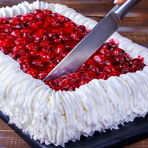 Le gâteau des amateurs de griottes - sans four ni cuisinière Ingrédients: biscuits au cacao - 200 g biscuits à la vanille - 200 g pour la crème : crème sure - 600 g lait concentré bouilli - 250 g pour la décoration : crème fouettée - 200 g griottes surgelées - 300 g sucre - 150 g fécule - 25 g eau - 30 ml AU FRIGO 1H Taille de la forme 22 X 28 cm | Cookrate - France