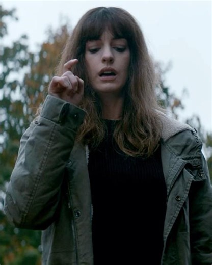 She controls a giant monster in Seoul… with her movements 😱 | Colossal (2017)