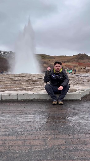 I geyser in Islanda si formano grazie l'acqua fredda che penetra in profondità nel terreno e viene riscaldata dalla lava sottostante. L'acqua calda e la pressione generano un’esplosione incredibile. Un fenomeno spettacolare e da vedere almeno una volta nella vita 🇮🇸 #Geysir #IcelandGeysers #visiticeland