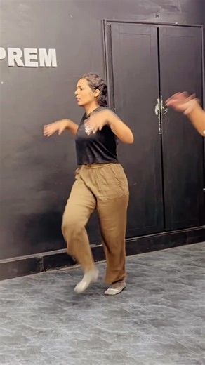 Bhavani Mudiraj on Instagram: "#practicesessions😎 #therapy#premdanceschool @prem_dance_school @anchor_udaysri"