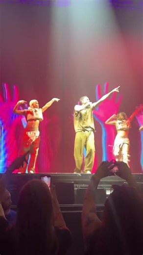 Taylor Throwing Them Rose Petals Is Hilarious 🌹😅 Chris Brown - Yeah 3x - 1111 Tour 🎥 its_meashia @Taylor @chrisbrownofficial #1111tour #chrisbrownofficial #chrisbrown #chraylor #fypシ゚viral #workbae #workbae #taylorterry #bestduo #bigmama #yeahyeahyeah #