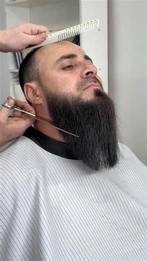 Styling a long beard! 😳 #longbeards #mensgrooming #beardstyle #usafashion #usastyle #beardshaving