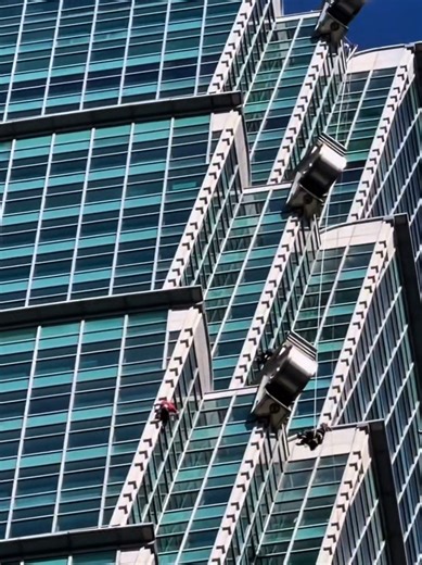 Alex Honnold successfully climbs Taipei 101 Skyscraper without using a safety rope (live recording) Part 4