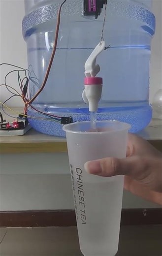 An automated water dispenser based on Arduino #electronic #inventiontech #machine #amazingtechnology