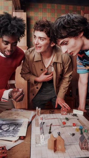 Caras México on Instagram: "¡El adiós a la serie que cambió sus vidas! 🎬 El cast de Stranger Things lee la última escena de la serie y las lágrimas lo dicen todo. 🥺 Comenzaron siendo niños y ahora cierran este capítulo como adultos. Un momento íntimo y conmovedor que confirma el impacto de una historia que marcó a toda una generación. Video: @strangerthingstv #strangerthings"