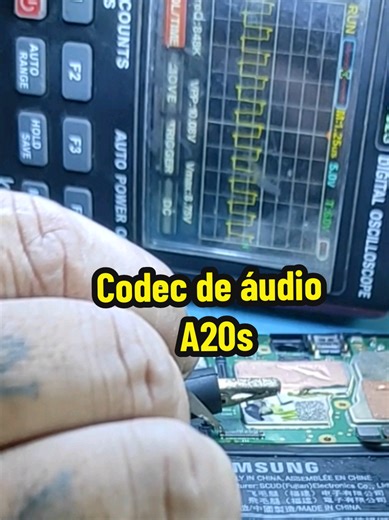 circuito codec de áudio inoperante,como podemos ver no começo de vídeo sem ondas geradas no osciloscópio,apos a troca do ci ,temos novamente a frequência e áudio principal saindo agora . #reparos #tecnologia #osciloscopio #