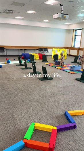 Winter open play at the library! We went twice this week ❄️ we are very thankful for ways to get out of the house to play with new friends & toys 🥰 #library #twins #sahm #mom #ditlofasahm