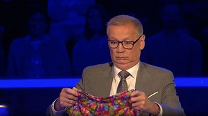 Gesicht an "pikanter Stelle" - Kandidatin bringt Günther Jauch besonderes Geschenk mit