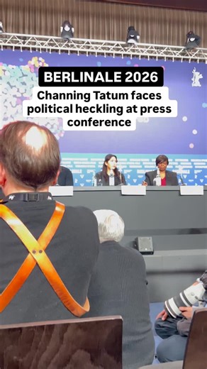 Isn’t the @berlinale political enough? A question hanging over the 76th edition of the film festival — and one that even Hollywood star @channingtatum was confronted with. During the press conference for his film “Josephine,” there were interruptions from the audience. ______________ Ist die @berlinale nicht politisch genug? Eine Frage, die über der 76. Ausgabe des Filmfestivals schwebt und mit der auch Hollywoodstar @channingtatum konfrontiert wurde. Bei der Pressekonferenz zu seinem Film „Jose