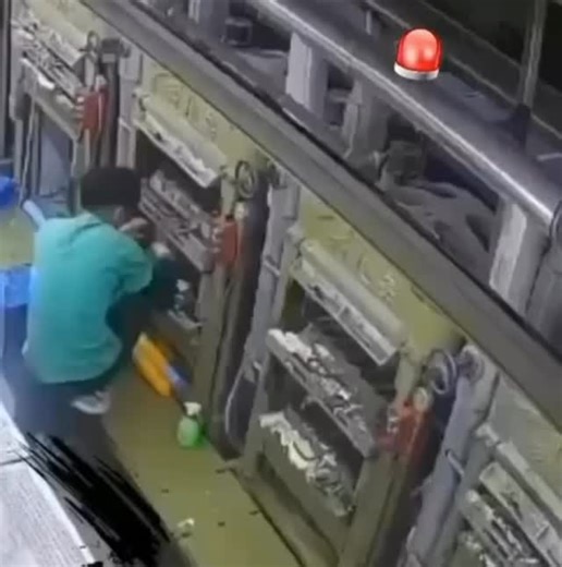 Gore Clips Daily on Instagram: "@goreclips.daily 日本利用压电瓷砖将脚步转化为电能。这些瓷砖捕捉来自你脚步的动能。当你行走时，你的重量和动作会对瓷砖产生压力。瓷砖会轻微弯曲，从而产生机械应力。瓷砖内部的压电材料将这种应力转化为电能。每一步都会产生少量电荷，而数百万步结合在一起就能产生足够的电力来驱动 LED 灯、数字显示屏和传感器。在像涩谷车站这样繁忙的地方，每天大约有240万个脚步为这一系统作出贡献。 这些电能可以被储存或立即使用，从而减少对传统电力来源的依赖，并支持可持续的城市基础设施。 这种方法将日常运动转化为实用的可再生能源 ＃日本#知识#事实 #你知道吗 ＃推荐 ＃科技#创新#历史 技术 ＃实验热门"